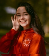 partner-friendly-young-woman