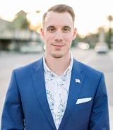 partner-smiling-man-in-suit